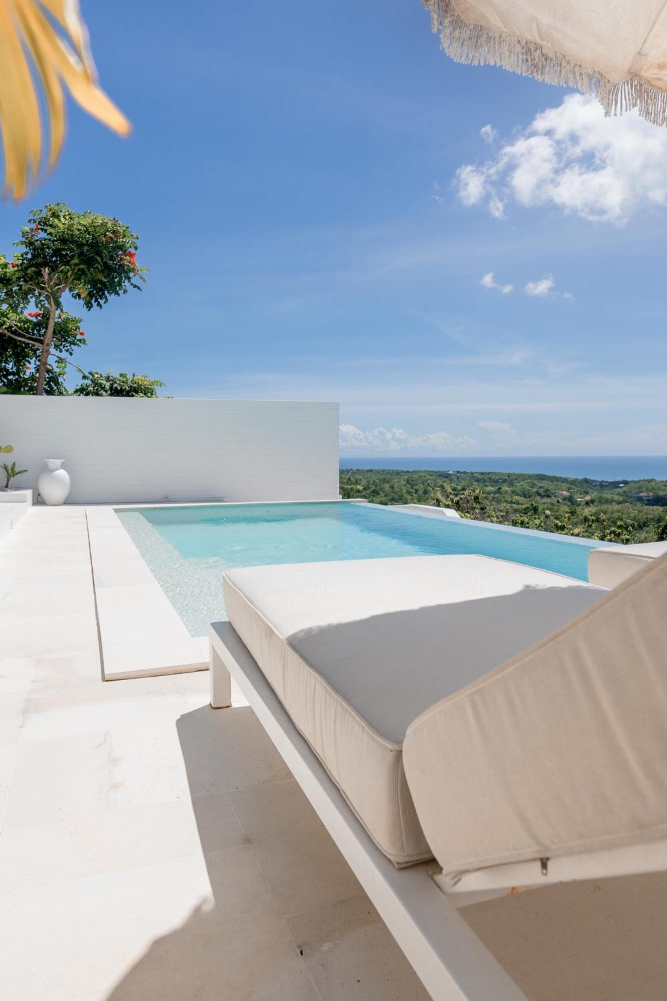 Lola Uluwatu
